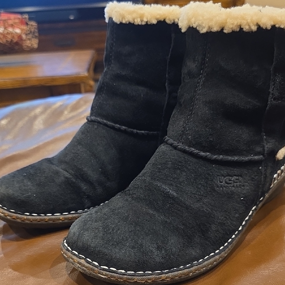 UGG Women's Cove Black Boots Sz 9